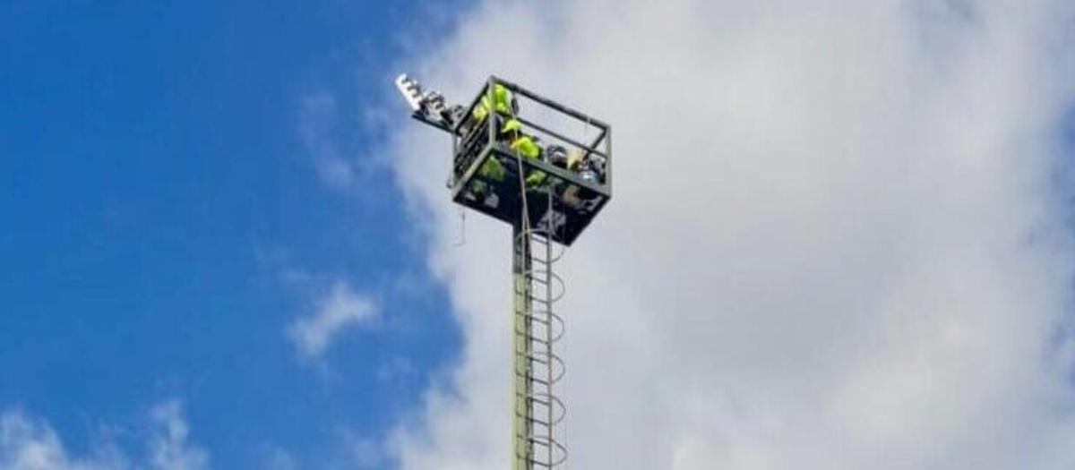 Trabajos del cambio de luces LED en el campo de fútbol de Silla.