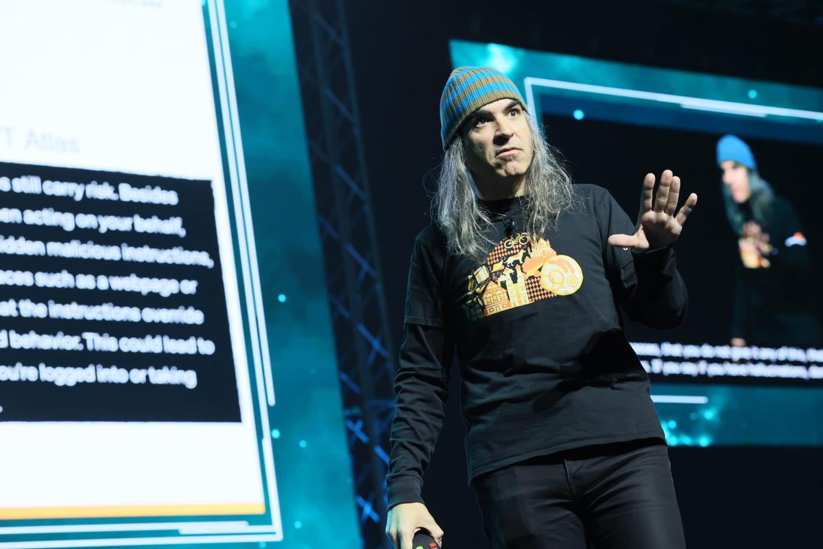 El hacker ético Chema Alonso, este miércoles en su conferencia en The Wave 2026 en Zaragoza.