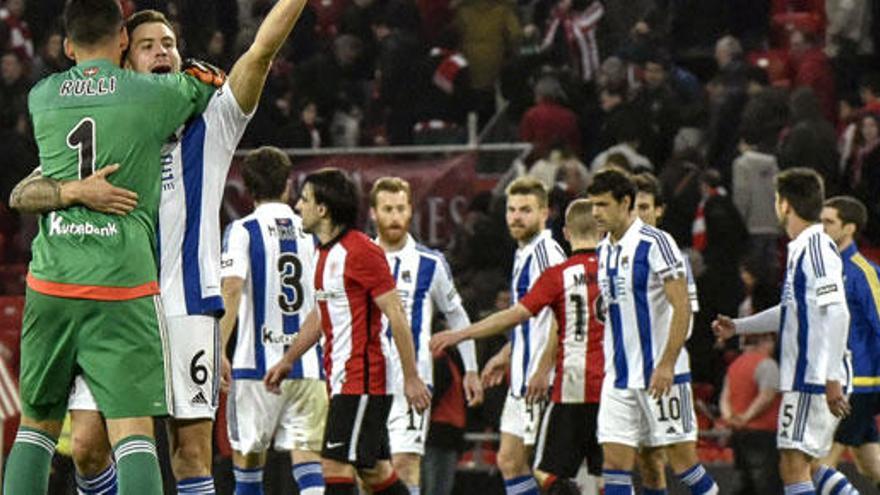 Gerónimo Rulli y Iñigo Martínez, celebran la victoria de su equipo