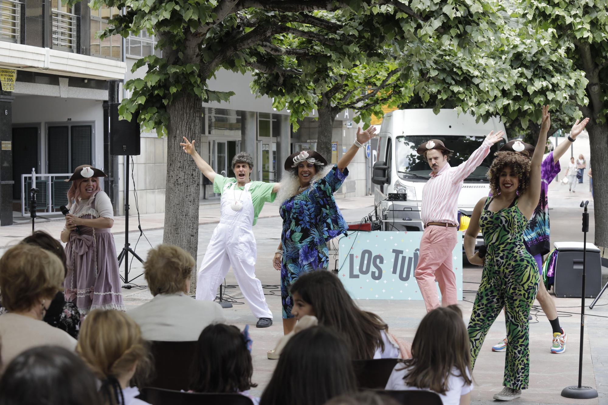 EN IMÁGENES: Espectáculo teatral en las calles de Pola de Lena