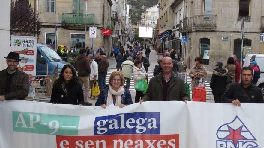 De izquierda a derecha, Odilo Barreiro, Silvia Carballo, Montse Prado, Félix Juncal y Xosé Leal, ayer en el mercado de Bueu. // S.Á.