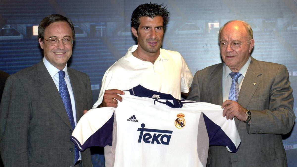 Figo, custodiado por Florentino Pérez y Alfredo Di Stéfano, cuando abandonó el Barça.