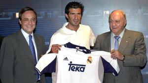 Figo, custodiado por Florentino Pérez y Alfredo Di Stéfano, cuando abandonó el Barça.