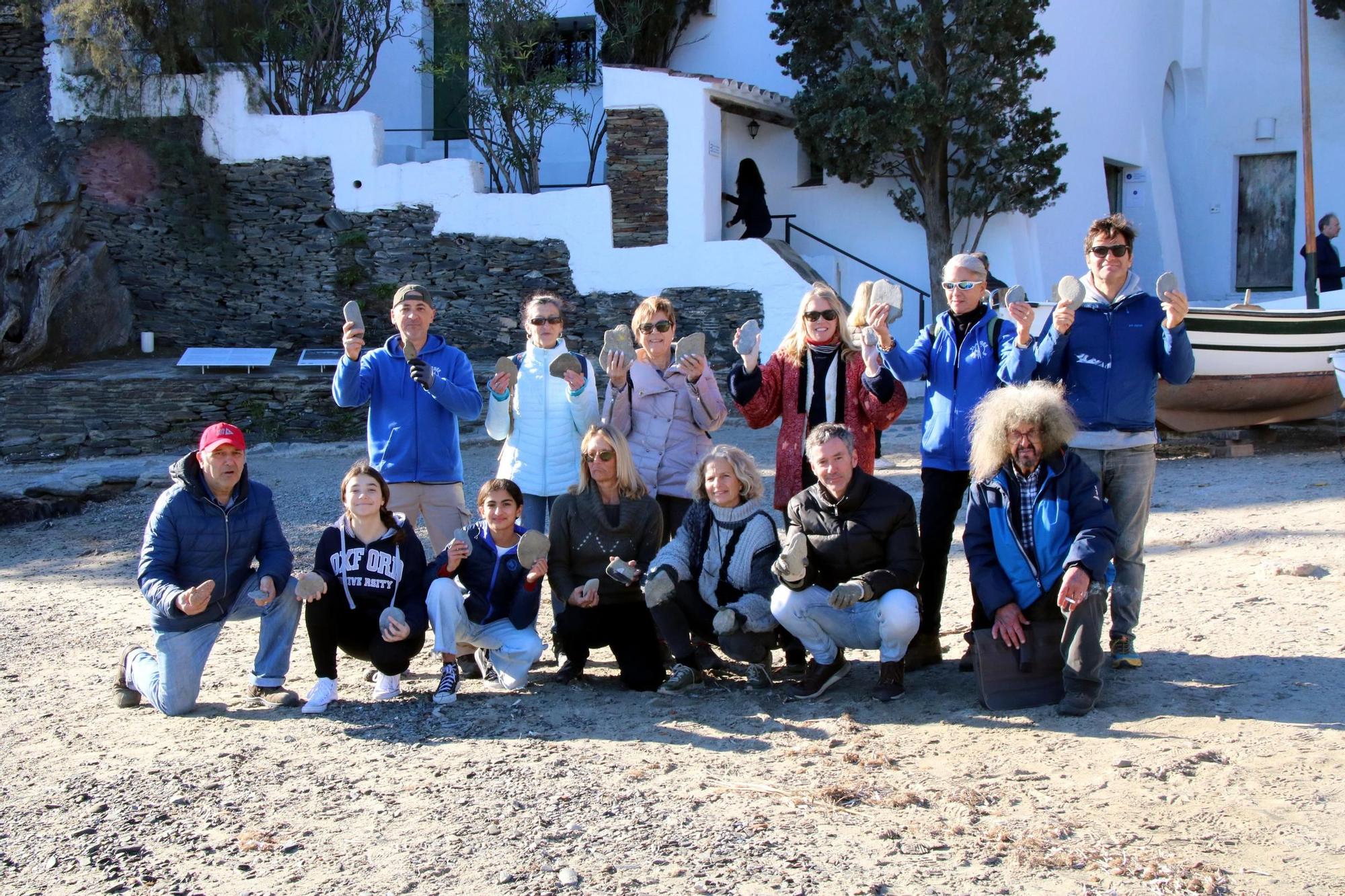 Retornen una tona de "passanelles" a la platja de Port Lligat