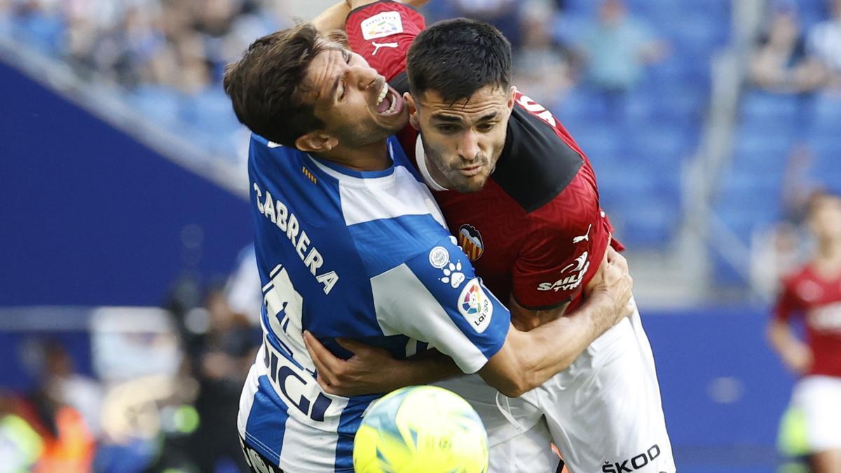 Maxi Gómez disputa un balón durante el Espanyol vs. Valencia CF