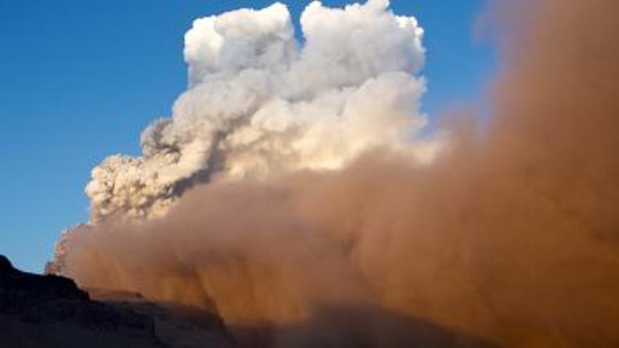 Entra en erupción el volcán islandés Hekla