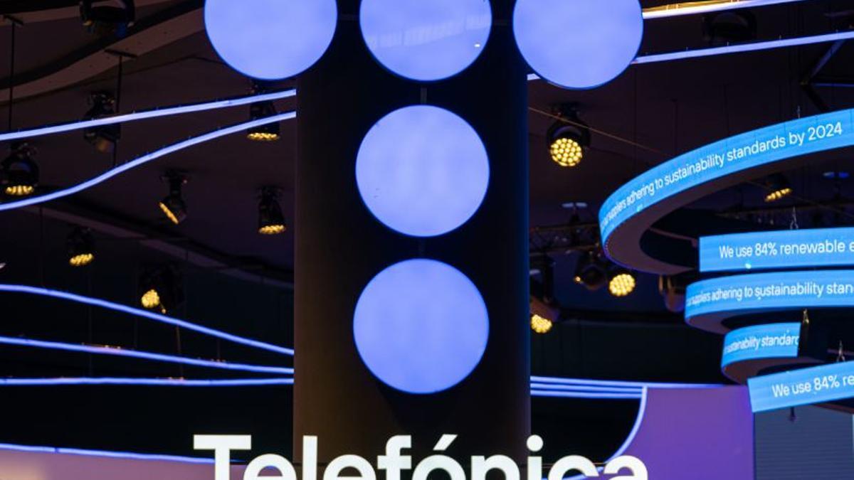 El logo de Telefónica a l'estand del MWC23