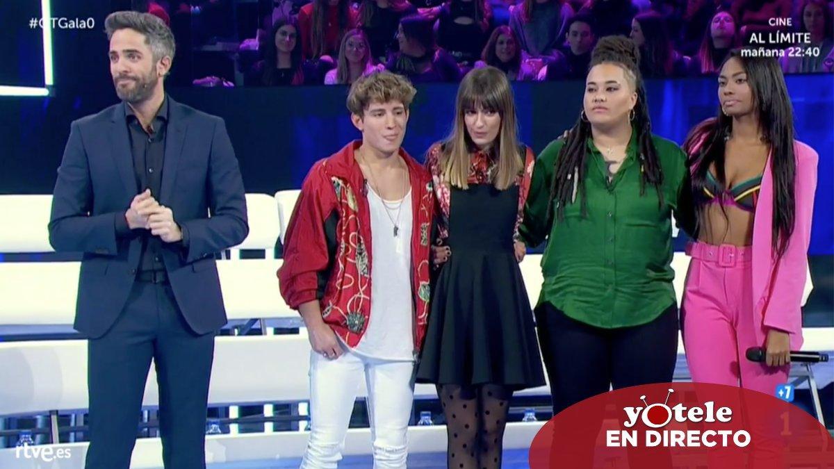 Roberto Leal junto a los primeros concursantes de 'OT 2020'