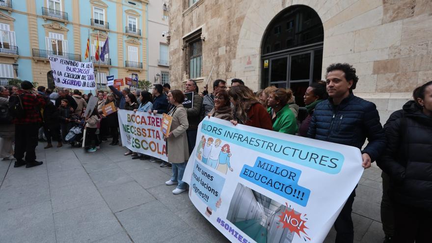 Cientos de familias de 12 municipios protestan por la paralización de Edificant: &quot;Nuestros colegios se están cayendo&quot;