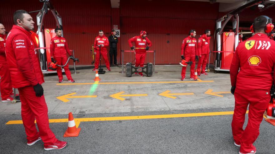 Mecánicos de Ferrari durante las pruebas.