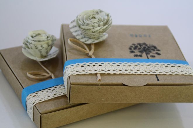 Invitaciones de boda con aire rústico: una cajita de cartón reciclado se convertirá en un original contenedor para vuestra invitación de boda