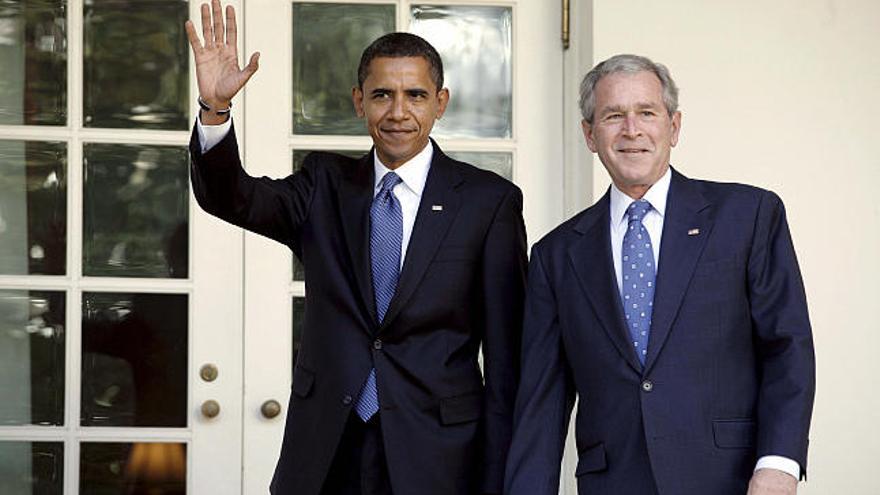 El presidente electo de los Estados Unidos Barack Obama (i) saluda a la prensa junto al actual presidente, George W. Bush (d), hoy lunes 10 de noviembre de 2008 en la Casa Blanca de Washington DC, Estados Unidos. El presidente electo de EE.UU., Barack Obama, llegó a la Casa Blanca, donde recorrerá las instalaciones de la residencia y tendrá una conversación privada con el mandatario saliente George W. Bush.