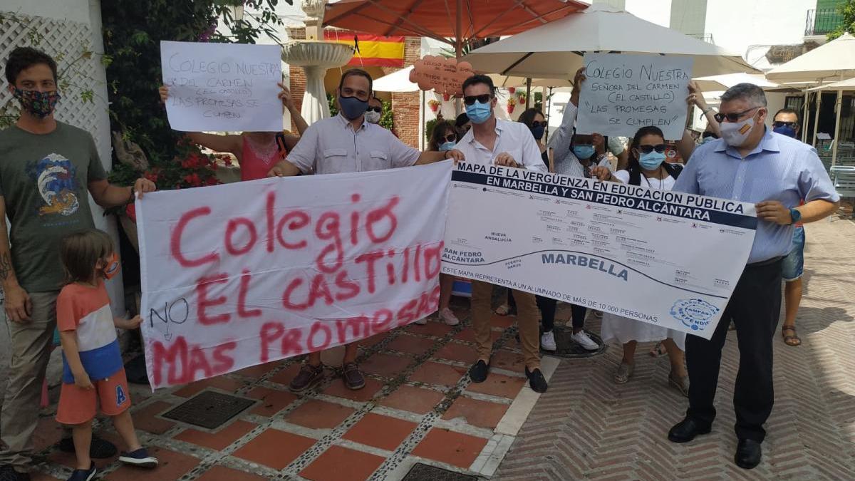 Miembros de la comunidad educativa de Marbella, el viernes en una protesta.