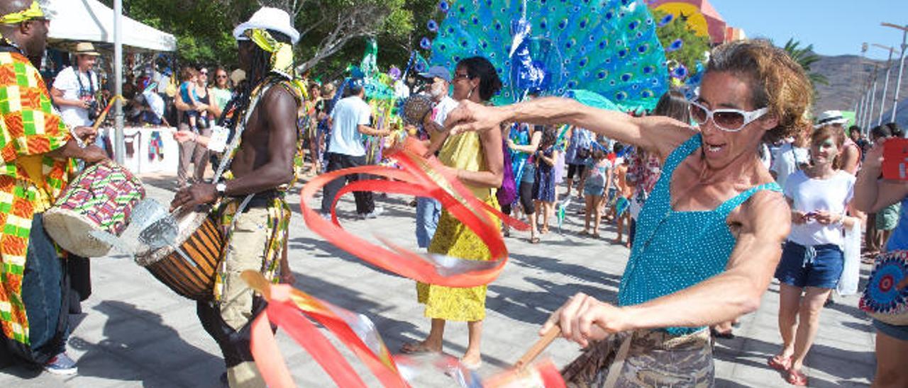 El pasacalle puso el broche de oro al Womad Fuerteventura en la avenida de Gran Tarajal.