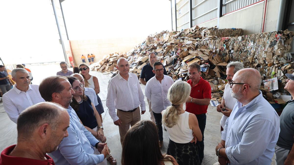 Un momento de la visita a la estación de transferencia de residuos en es Gorg, que ha sido ampliada.