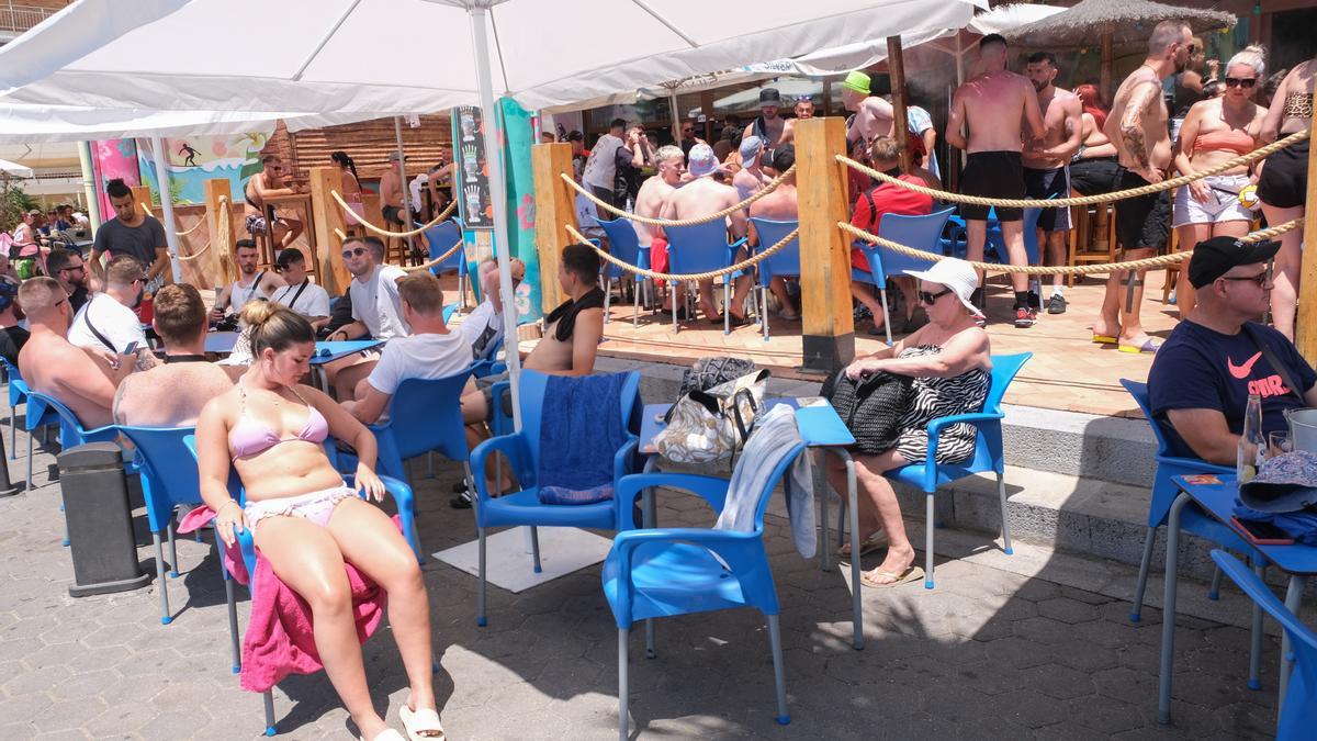 Turistas en una de las terrazas de primera línea de playa en Benidorm.