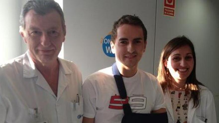 Jorge Lorenzo con los médicos que le operaron.