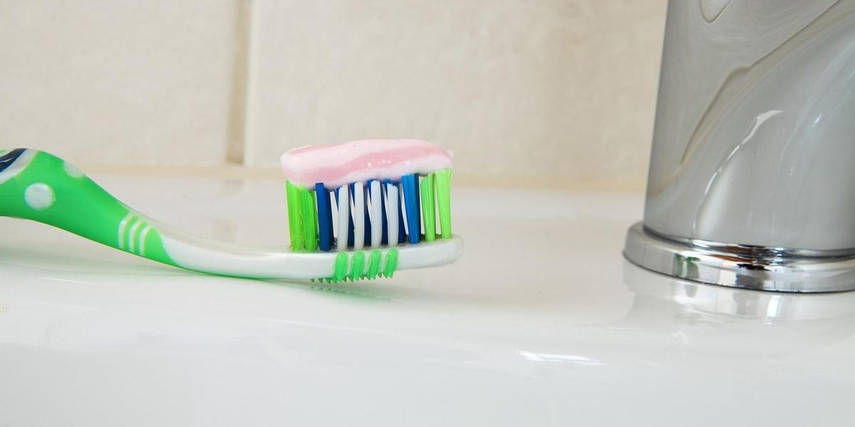 La pasta de dientes tiene principios que ayudan a limpiar las superficies.