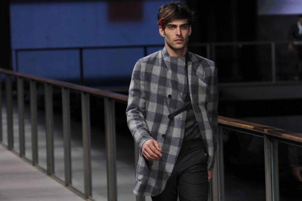 Un model llueix un disseny de Josep Abril.