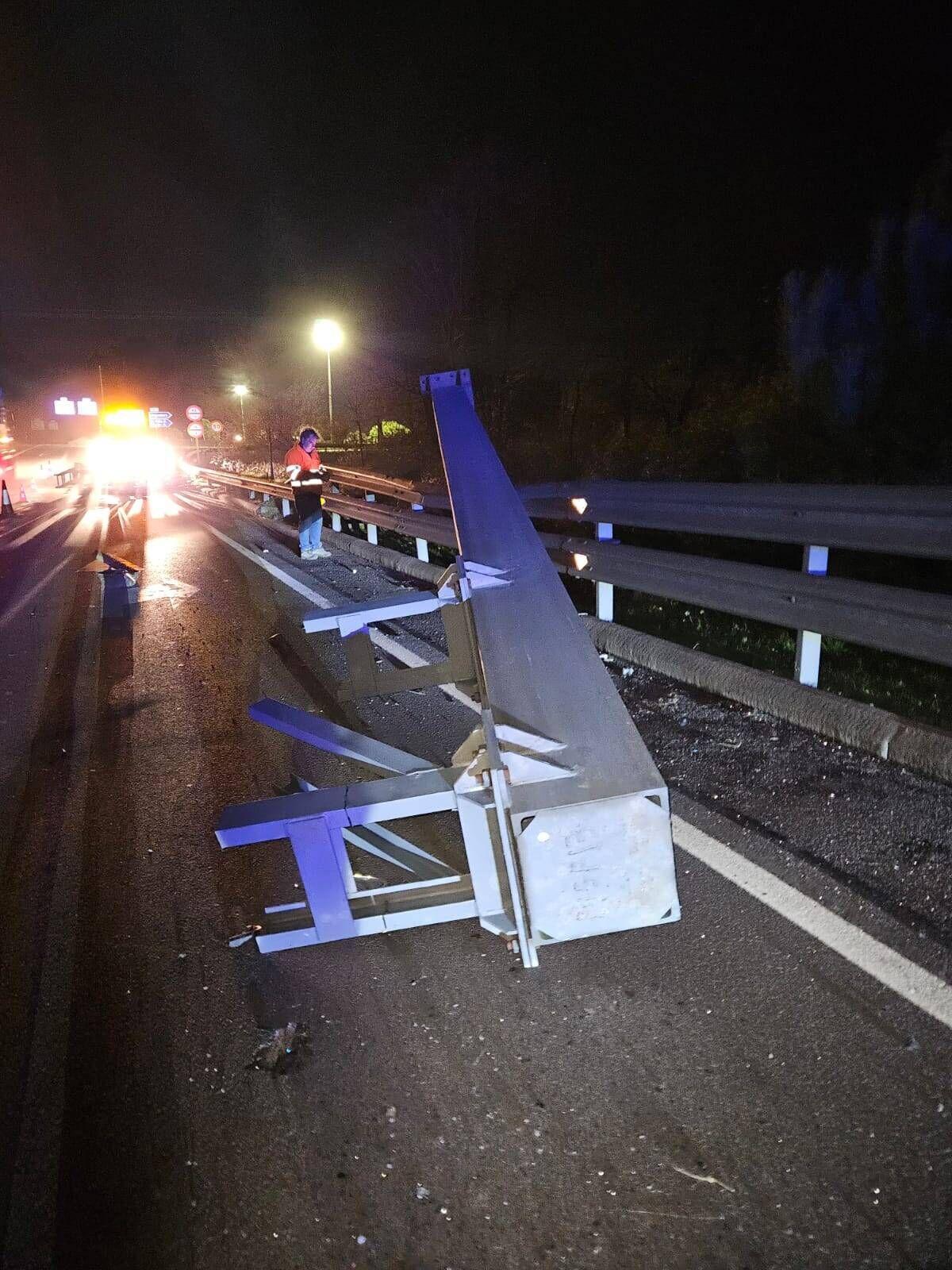 Vidreres C-63 Caiguda marquesina i cartells de la carretera pel fort vent