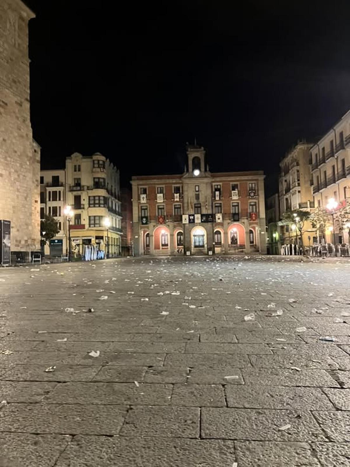 Imagen del estado en que quedó la Plaza Mayor el Domingo de Ramos