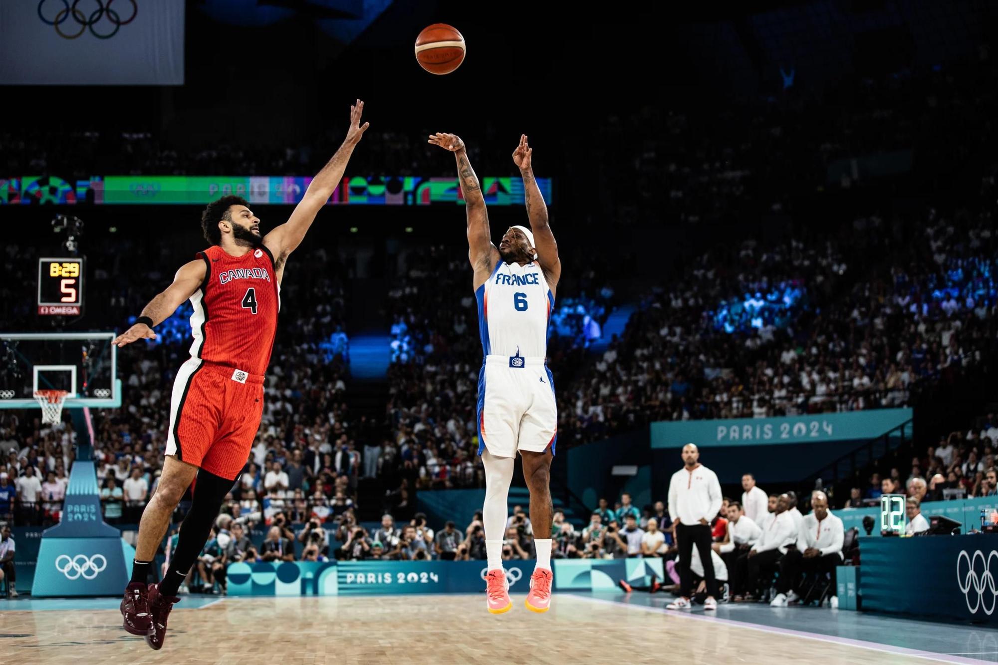 Andrew Albicy lanza sobre Jamal Murray en los cuartos de final de los Juegos Olímpicos de París 2024.