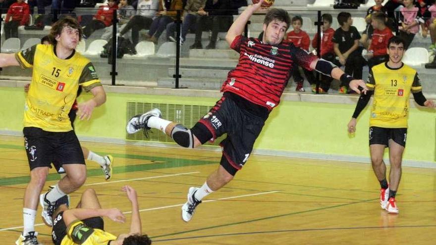 Tate, en un partido anterior de los roijnegros en el Lalín Arena. // Bernabé