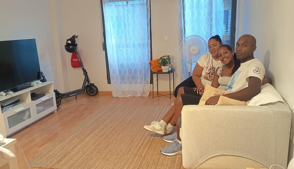 Mireya y su familia en el piso donde viven ahora en l'Alcudia, donde han empezado de cero.