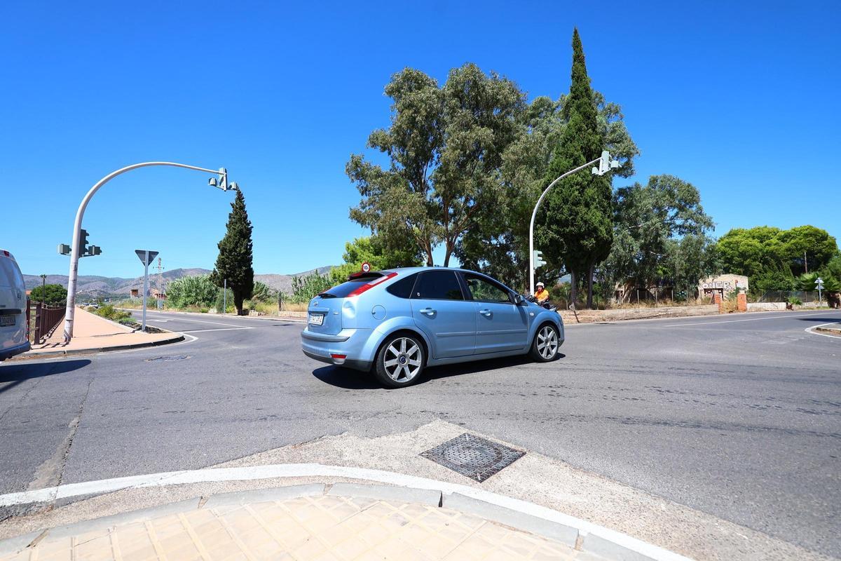 Un vehículo circula en dirección a Benicàssim por el camí Serradal.