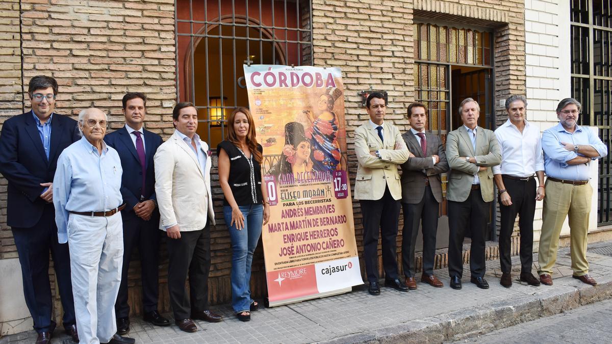 Autoridades con el cartel del festejo taurino, que tendrá lugar el próximo10 de octubre.