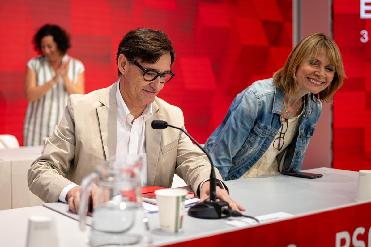 Salvador Illa y Lluïsa Moret, durante la reunión extraordinaria de la Comisión Ejecutiva del PSC.