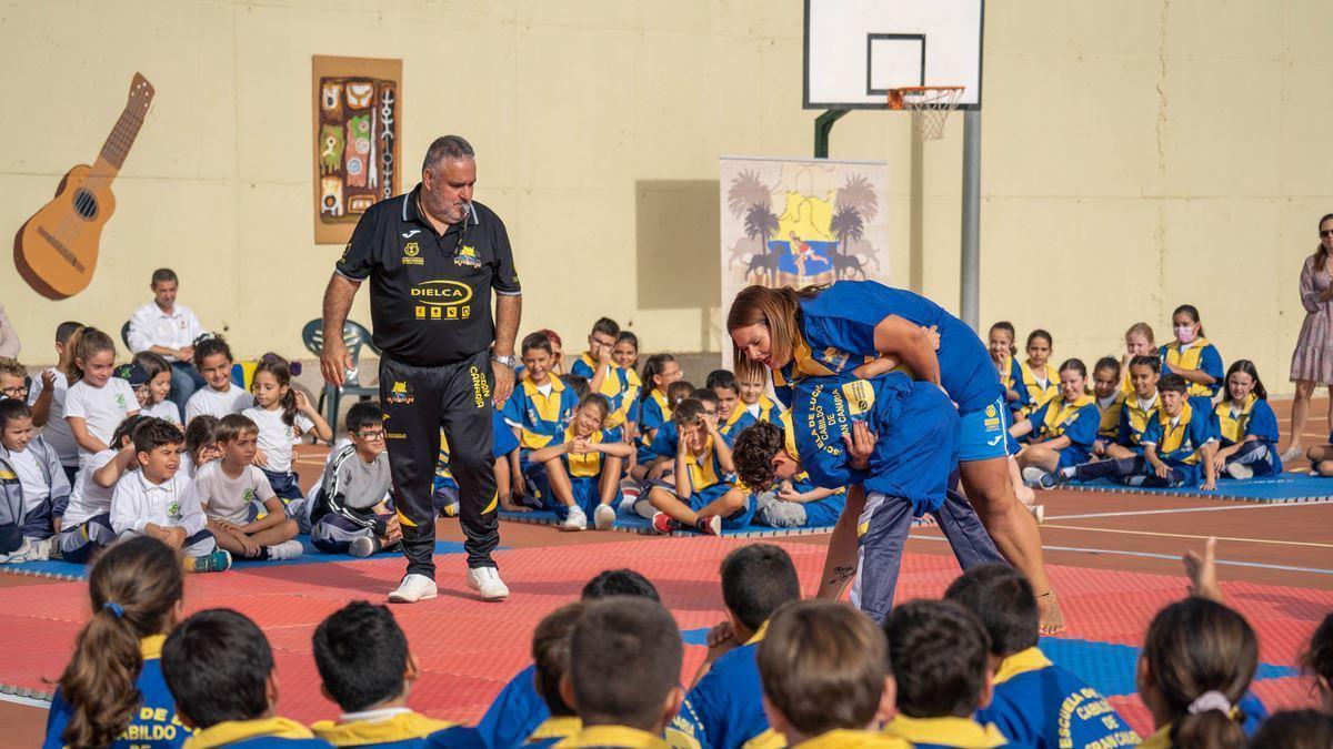 Una de las agarradas entre los jóvenes asistentes al acto de inauguración de las Escuelas de Lucha Canaria