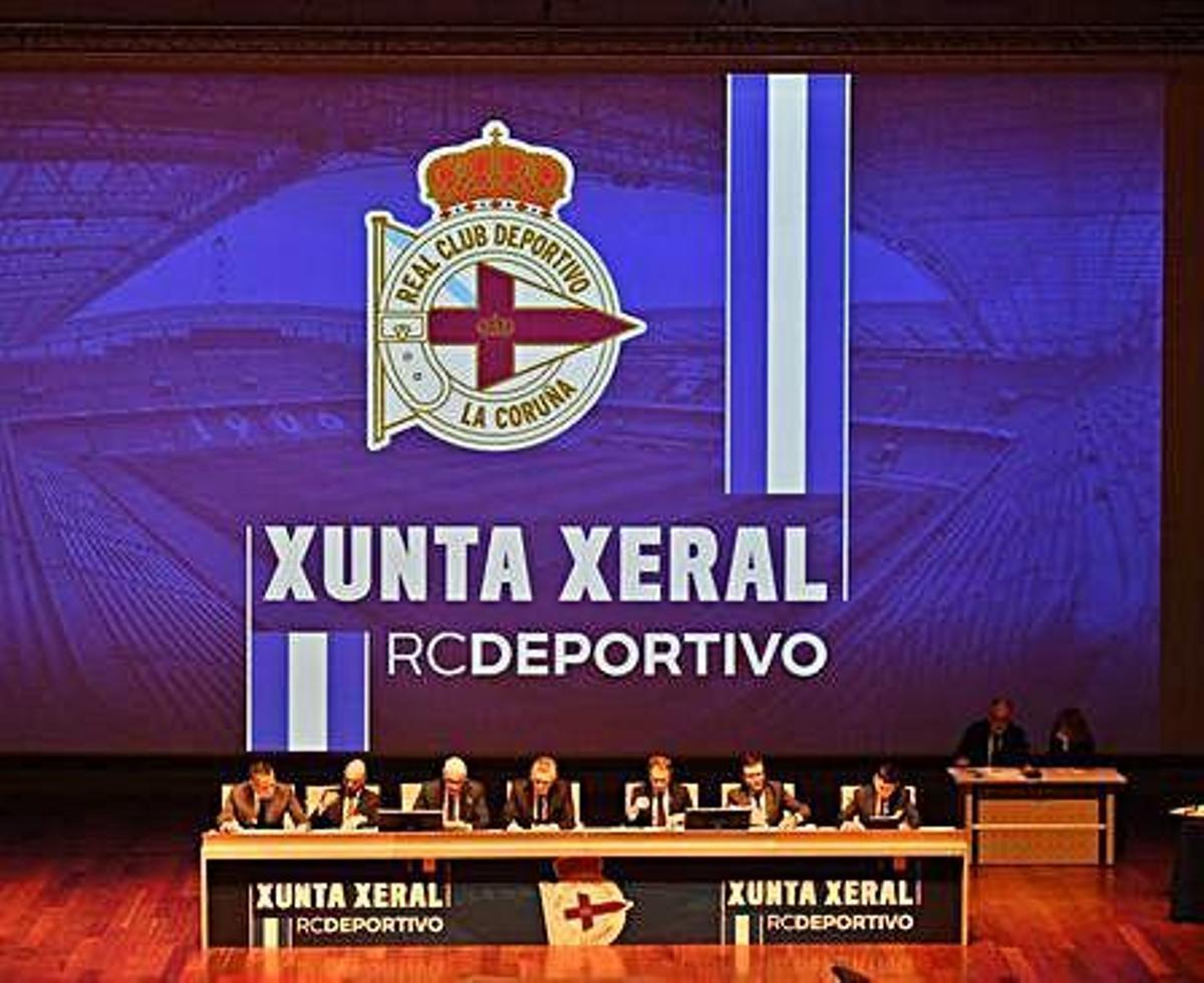 El consejo saliente, durante la junta de accionistas del martes.