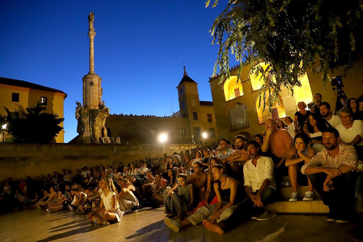 Publico en la Puerta del Puente