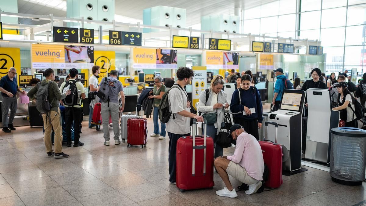 Viatgers amb maletes a l'aeroport del Prat, en una imatge d'arxiu.