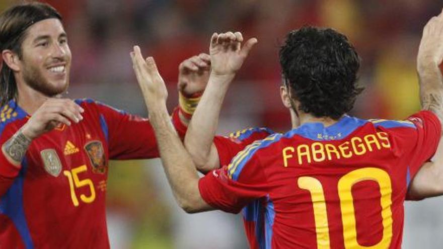Sergio Ramos felicita a Fábregas por uno de sus goles ante Chile.