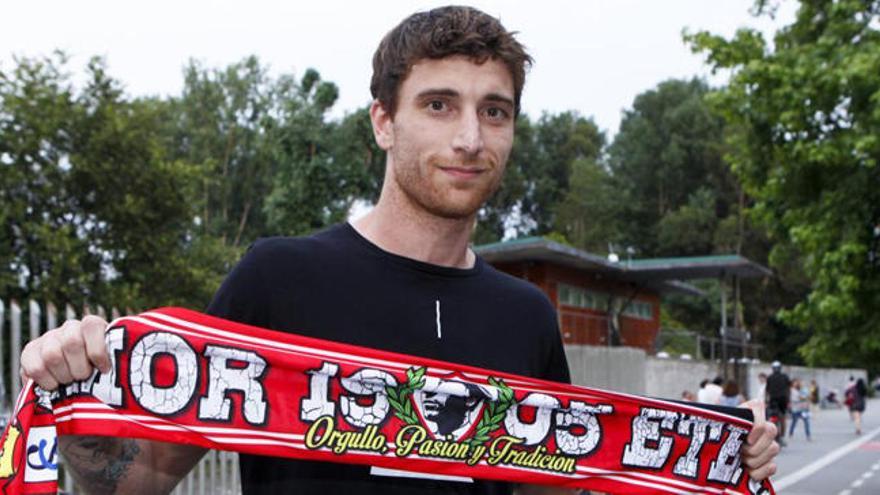 Amorebieta posa con la bufanda de su nuevo equipo.