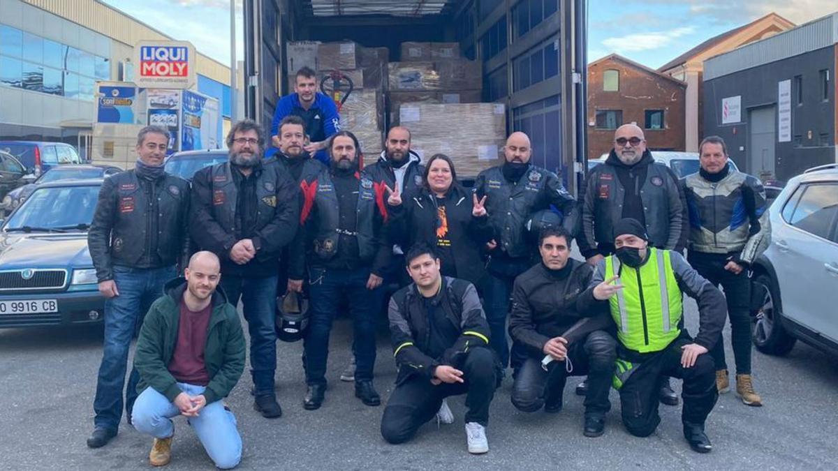 Los motoristas de IMU, ayer, tras realizar la donación de material.