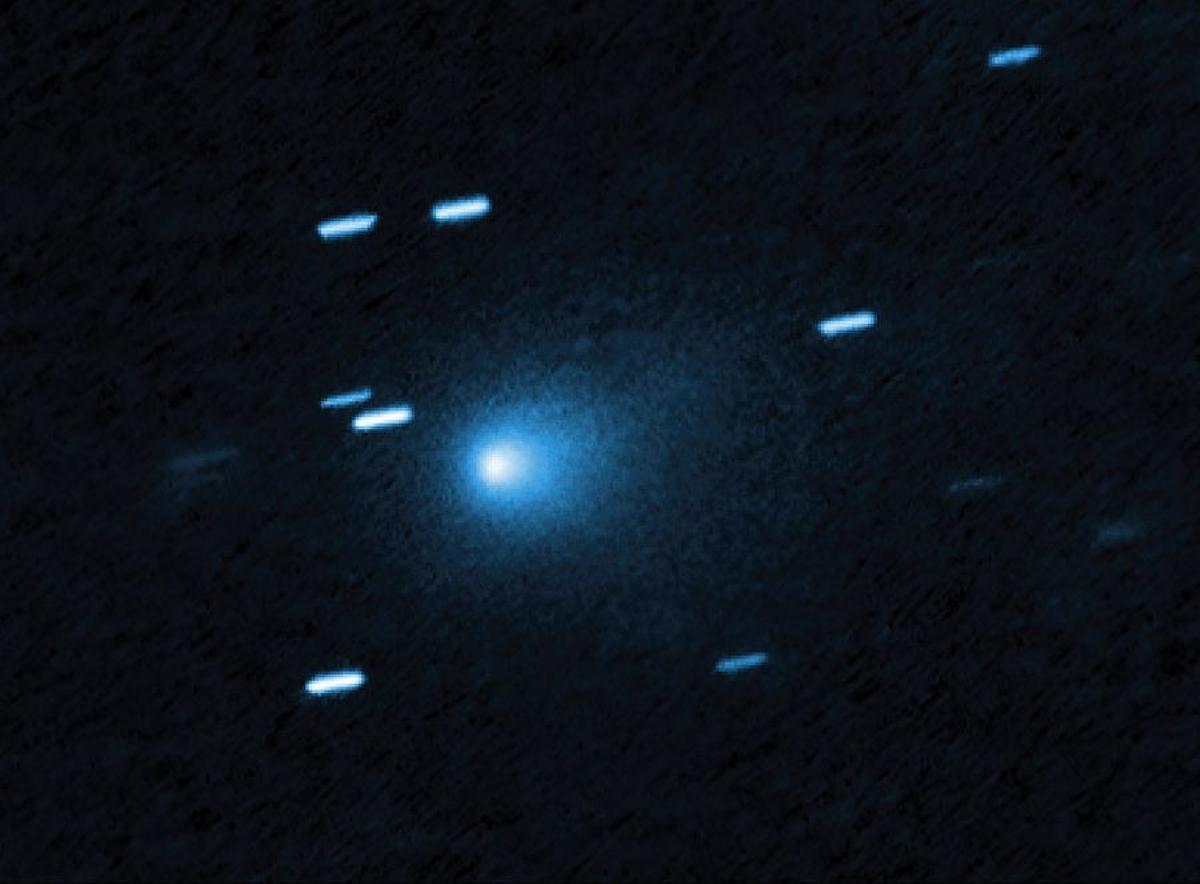 El telescopio espacial Hubble de la NASA captó esta imagen del cometa interestelar 3I/ATLAS el 21 de julio de 2025, cuando el cometa estaba a 365 millones de kilómetros (277 millones de millas) de la Tierra. Hubble mostró un capullo de polvo en forma de lágrima que salía del núcleo de hielo sólido del cometa.