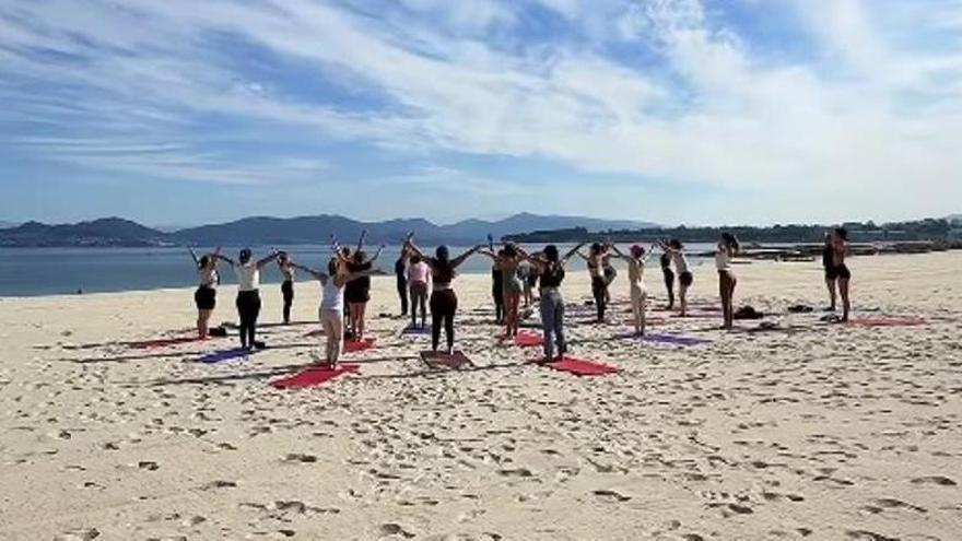 Yoga y brunch en la playa de O Vao: un plan diferente en Vigo para este sábado