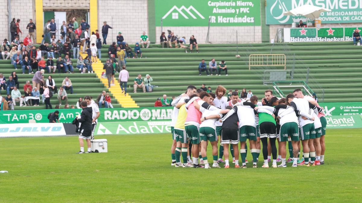 Piña del Cacereño antes del partido ante el Ourense (0-0).