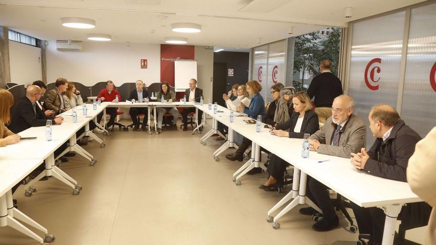 Reunión que mantuvo ayer el alcalde y varios miembros de su gobierno con el Foro Cívico / antonio hernández