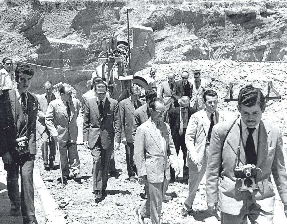 Alcalde, técnicos y periodistas visitan las obras que se llevan a cabo en la presa.