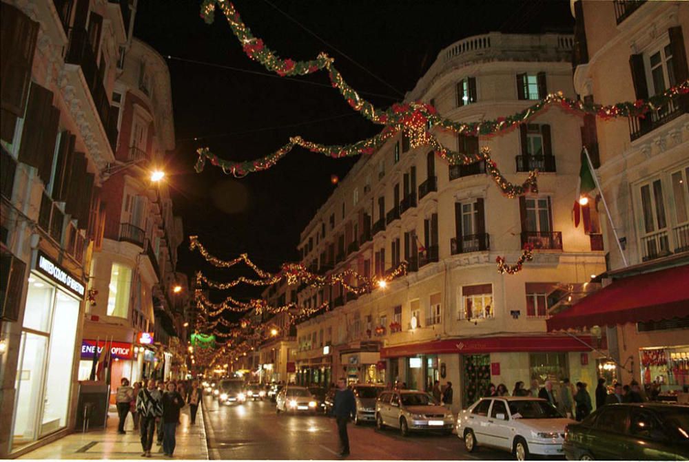 Las luces de Navidad de la calle Larios son actualmente un atractivo turístico de la ciudad por el espectáculo de luz y sonido que las acompañan desde hace ya algunos años, pero no siempre fue así...