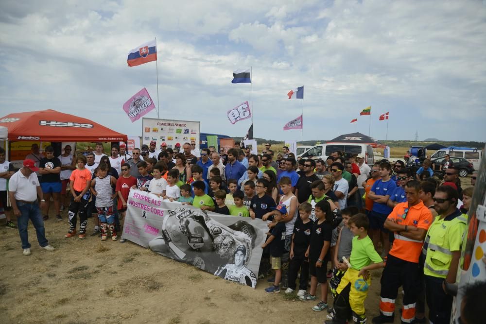 La cantera del motociclismo balear homenajea a Luis Salom en Petra