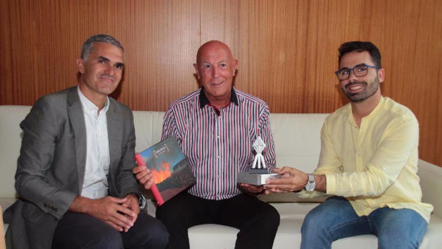 Héctor Fernández (i), Eric Wilson y Echedey Eugenio ayer en el Cabildo.