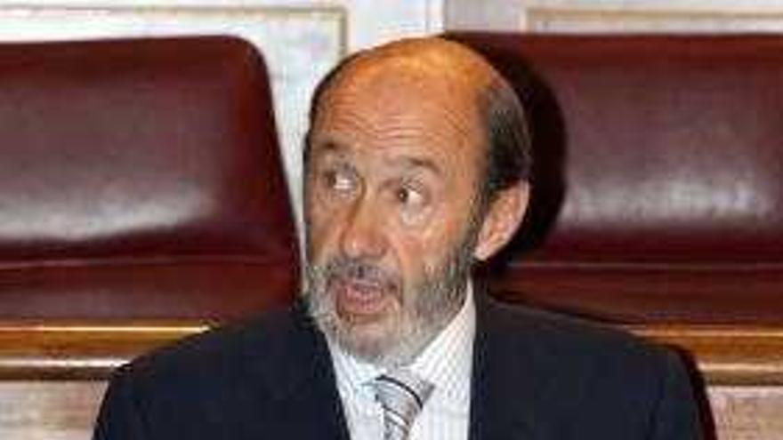 El ministro del Interior, Alfredo Pérez Rubalcaba, durante una de sus intervenciones en el pleno del Congreso que hoy debate y vota la proposición de ley orgánica por la que se modifica el Código Penal en materia de Seguridad Vial, que entre otras medidas contempla penas de prisión para los conductores que superen en 60 kilómetros por hora la velocidad permitida en vía urbana o en 80 en vía interurbana.