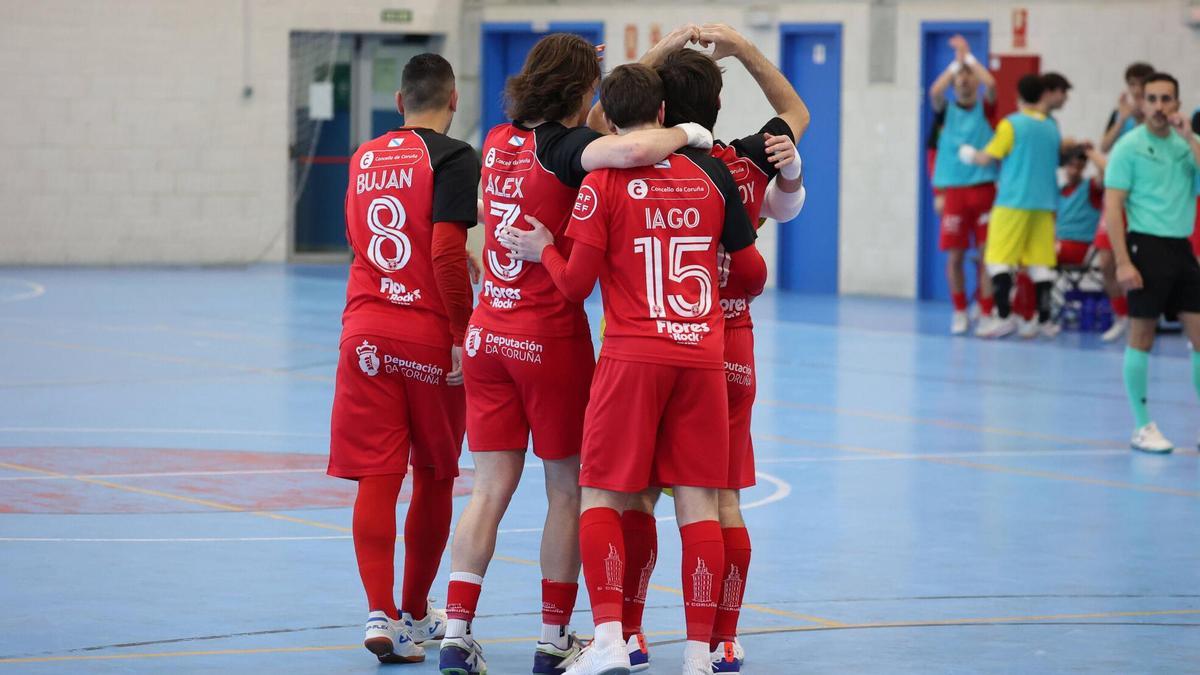 Los jugadores del 5 Coruña celebran un tanto en Novo Mesoiro la pasada temporada.