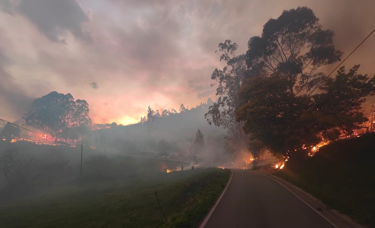 El fuego devora el monte de Santufirme, en Llanera