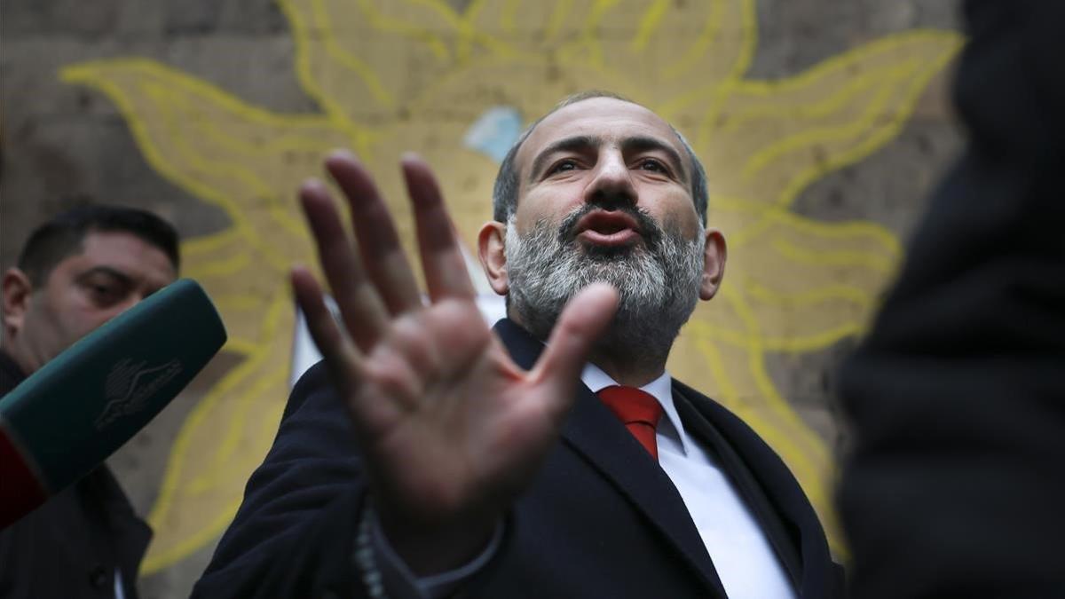El primer ministro armenio, Nikol Pashinian, tras votar en Ereván.